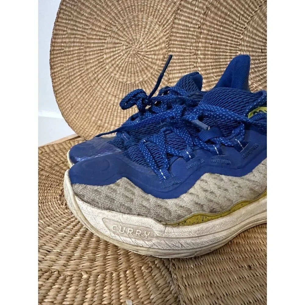 Under Armour Curry youth size 4.5 sneakers